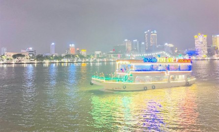 Review Da Nang Yacht Cruise of Han River Viet Nam