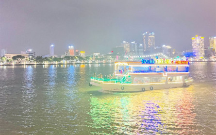 Review Da Nang Yacht Cruise of Han River Viet Nam